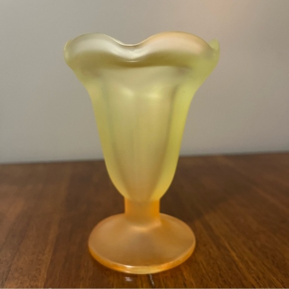 Vintage LIBBEY Frosted
Sundae Glass with Scalloped Rim Yellow & Orange Base - Picture 6 of 14